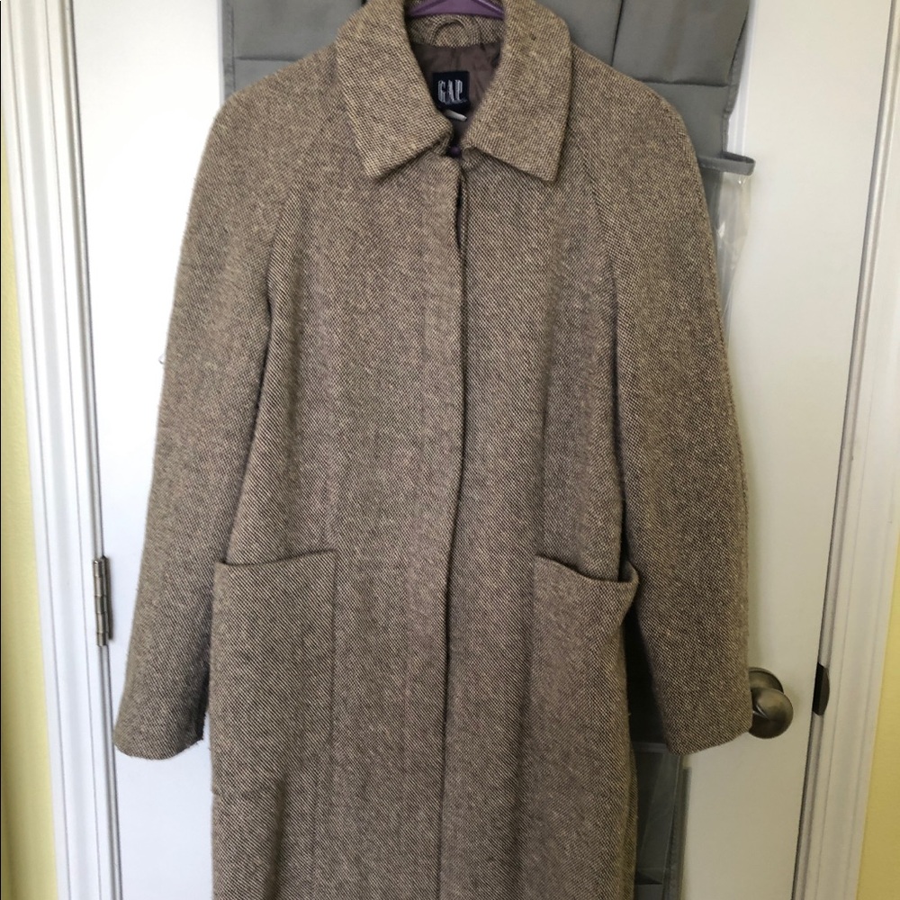 Warm coat for the winter. Great to dress up.